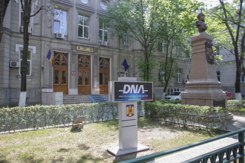 Soția șefului departamentului IT al DNA s-a lipit de un contract