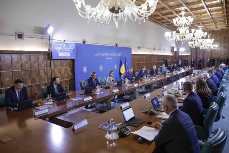 Guvernul a eliminat 25 de șefi din administrația centrală și alți 74 de funcționari
