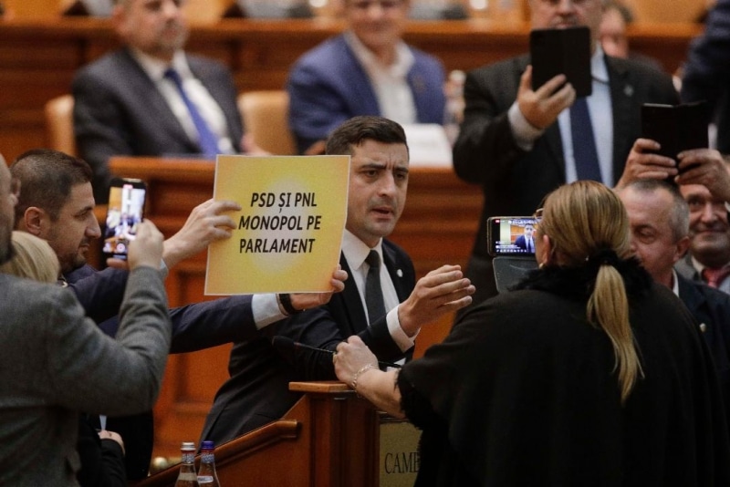 Șoșoacă duhnește a misoginism, dar gestul lui Simion trebuie taxat