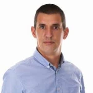 Senatorul Ion-Dragoș Popescu propune interzicerea staționării mașinilor cu motor termic pornit în orașe, pentru combaterea poluării