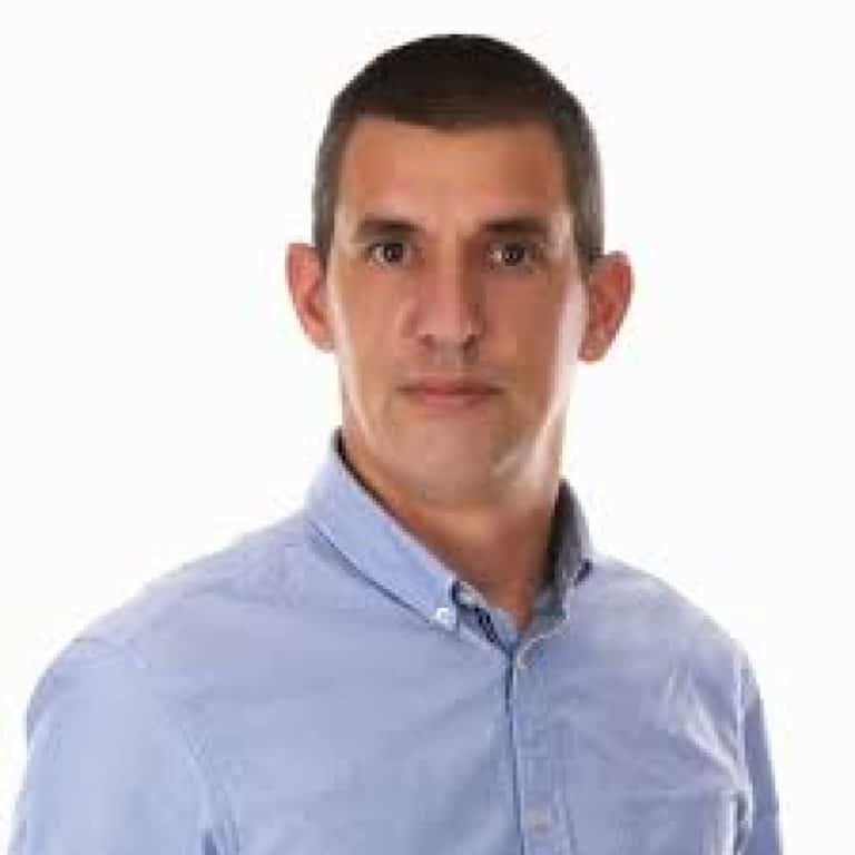 Senatorul Ion-Dragoș Popescu propune interzicerea staționării mașinilor cu motor termic pornit în orașe, pentru combaterea poluării