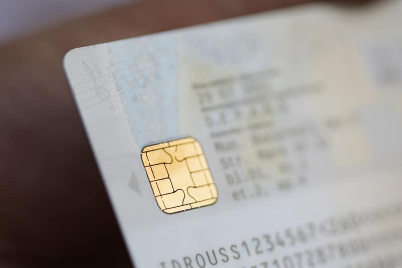 Se schimbă buletinele românilor – Guvernul calcă accelerația pentru trecerea la cărțile de identitate cu cip (Video)