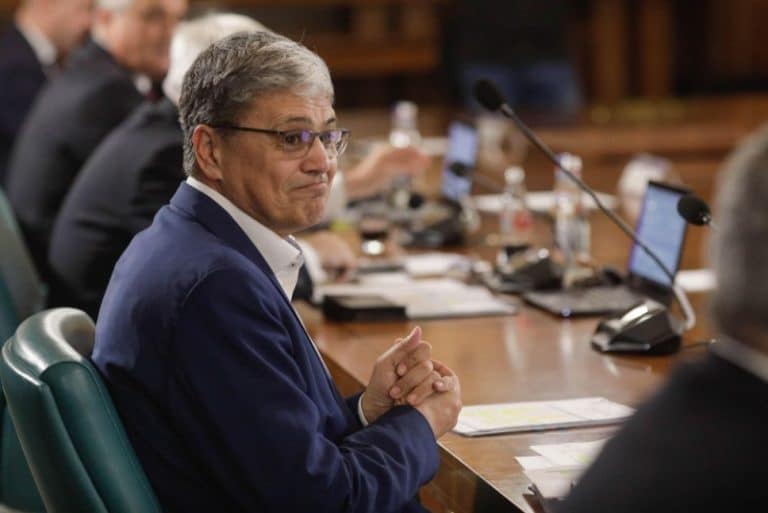 Nu mai tolerez laude penibile