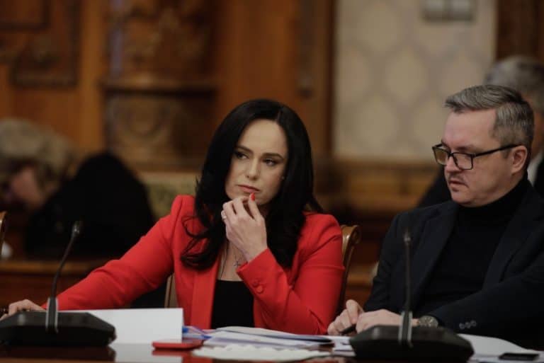 Ministrul Muncii anunță când vor fi virate primele alocații mărite ale copiilor