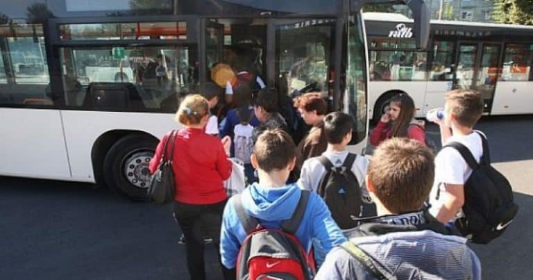 Elevii din 19 judeţe rămân fără transport gratuit din 8 ianuarie şi trebuie să plătească singuri abonamentele