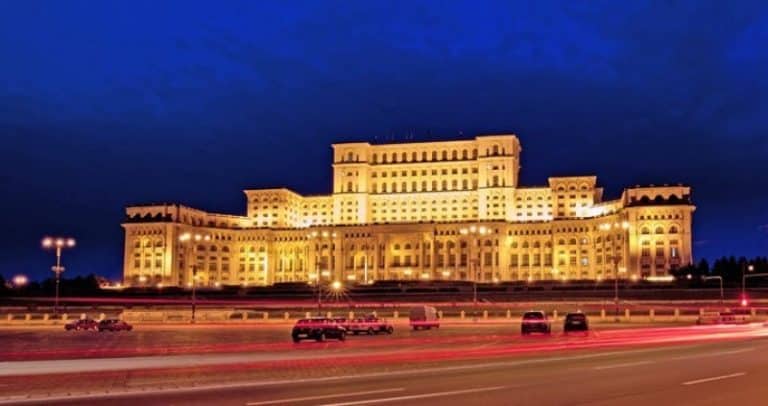 Un cunoscut afacerist dă de pereți cu Parlamentul României: Prelungește monopulul unor companii!