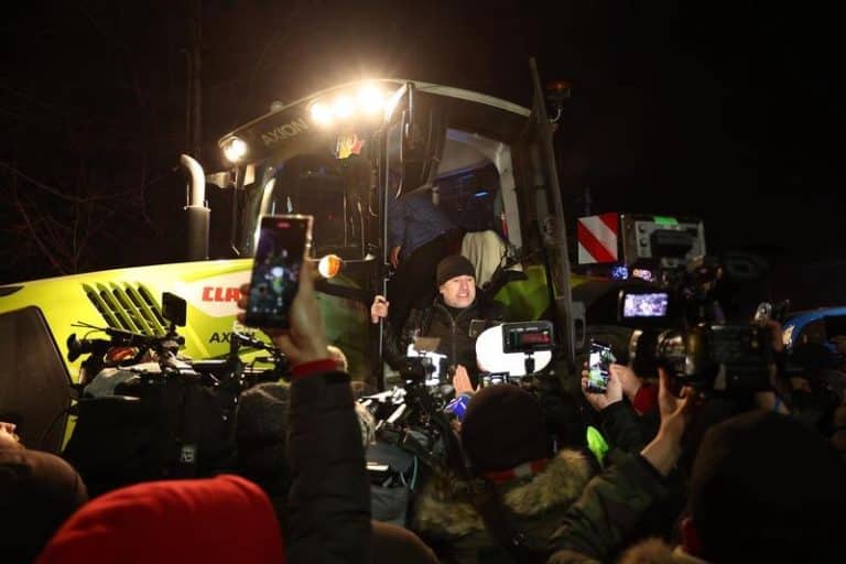 George Simion revendică protestul transportatorilor din Chiajna: Acuzații la adresa jandarmilor și ‘săgeți’ către Guvern / Liderul AUR a fost huiduit