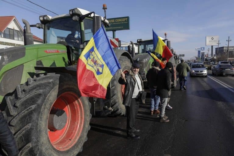 Transportatorii și fermierii continuă protestul, deși au avut discuții și au semnat acorduri cu Guvernul / Ce revendicări mai au aceștia