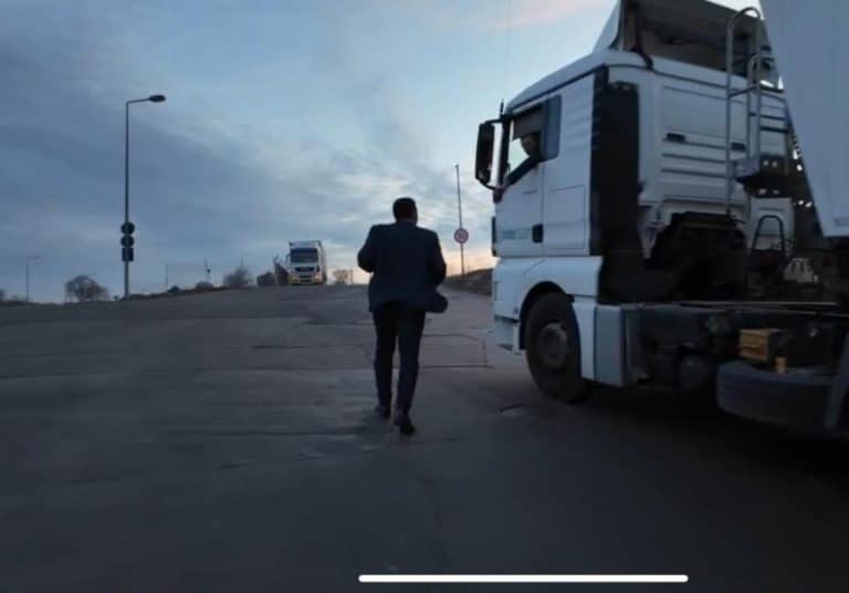 UPDATE / VIDEO – George Simion, gonit și la Constanța de protestatari: ‘La revedere! Nu aveți ce căuta în Constanța. Acolo, la hoții voștri să vă duceți’