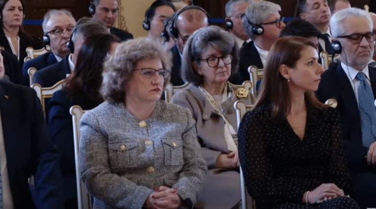 Consiliera lui Klaus Iohannis doarme de rupe în timpul discursului președintelui/ Video