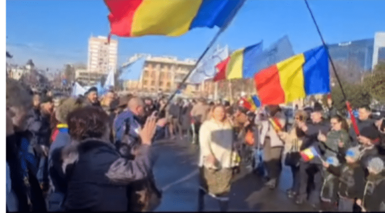 Video – Scene halucinante cu Diana Șoșoacă, de Mica Unire: bate pas de defilare pe acordurile fanfarei