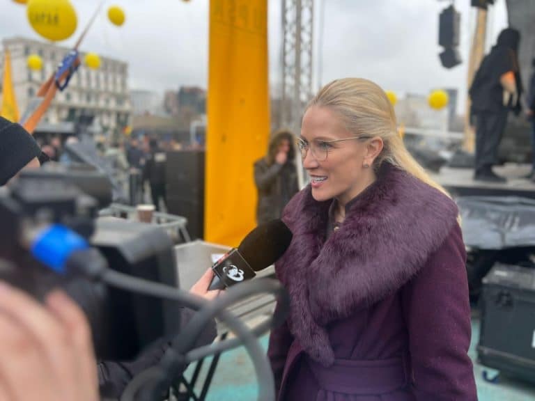 Spre deosebire de ea eu nu mi-am cumpărat candidatura