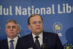 Flutur îl pune la punct pe Simion