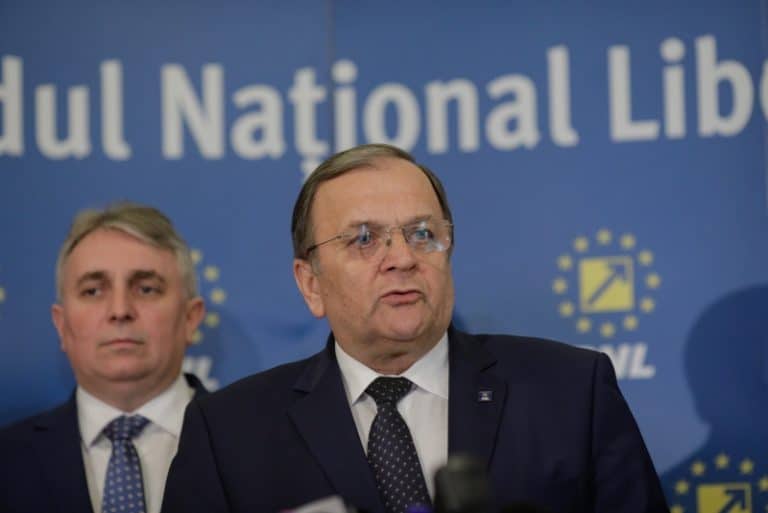 Flutur îl pune la punct pe Simion