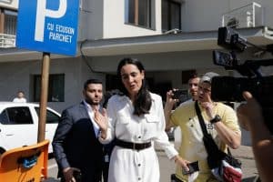 Clotilde Armand pozează din nou în victimă