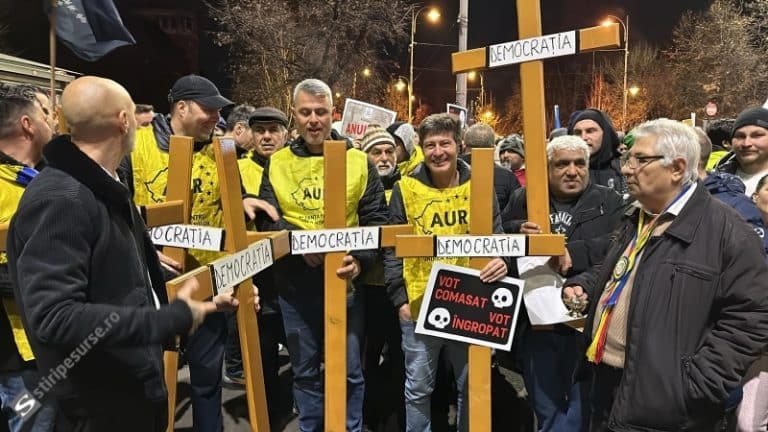 VIDEO – Membri AUR protestează cu dric, sicriu și cruci în fața Guvernului / UPDATE
