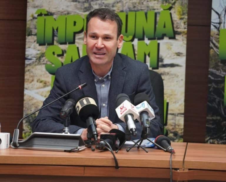 ‘Am cumpărat două pâini, două sticle de lapte, humus și o fasole bătută’