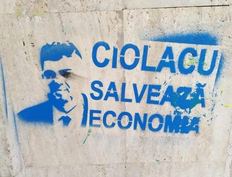 ‘Ciolacu salvează economia’ – Cine se află în spatele campaniei de vandalizare cu stencil-uri/ Prefectul Capitalei a intrat pe fir (VIDEO)
