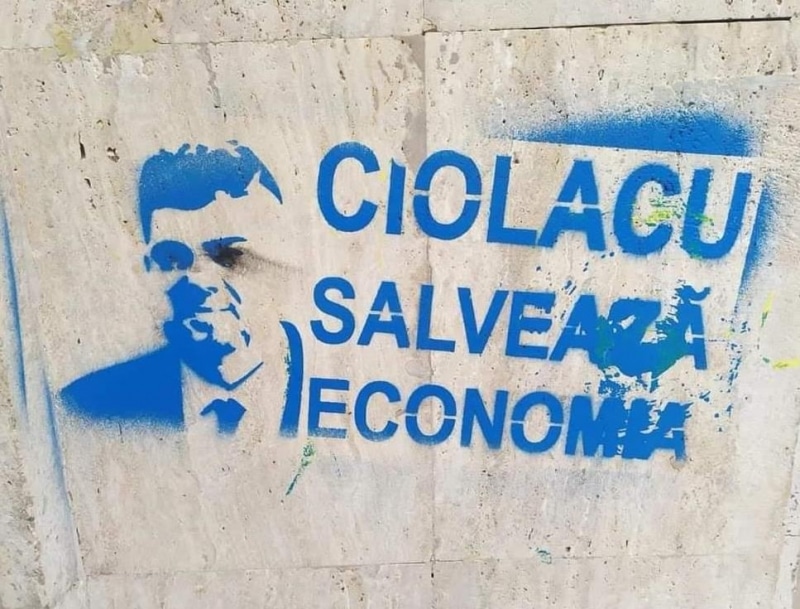 ‘Ciolacu salvează economia’ – Cine se află în spatele campaniei de vandalizare cu stencil-uri/ Prefectul Capitalei a intrat pe fir (VIDEO)