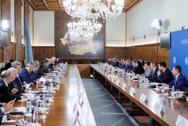 Ministerul Cercetării şi Ministerul Familiei se reorganizează prin reducerea posturilor