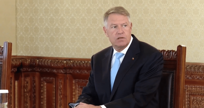 Solicitare neobișnuită. I-a cerut lui Iohannis stiloul cu care semnează documentele oficiale. Reacția Președinției