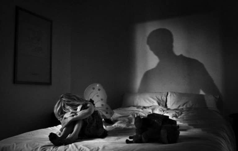 Se discută despre castrarea chimică a pedofililor în România. Urmează să fie depus un proiect legislativ