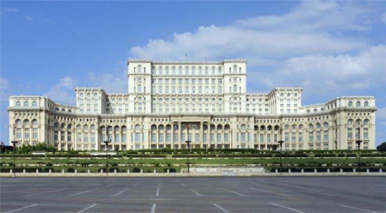 Palatul Parlamentului va fi iluminat, sâmbătă seară în culorile drapelului Ucrainei, pentru a marca doi ani de la începerea războiului