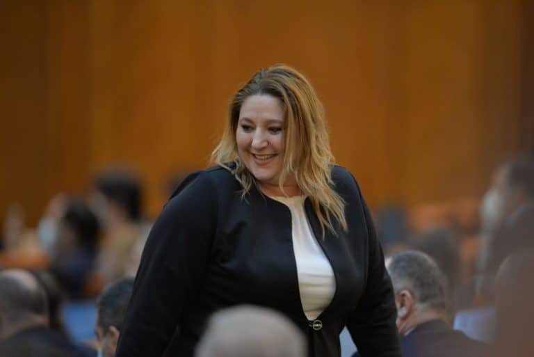 Diana Șoșoacă a primit un plic cu o ‘substanță granulară’ la Senat. SPP a intrat pe fir