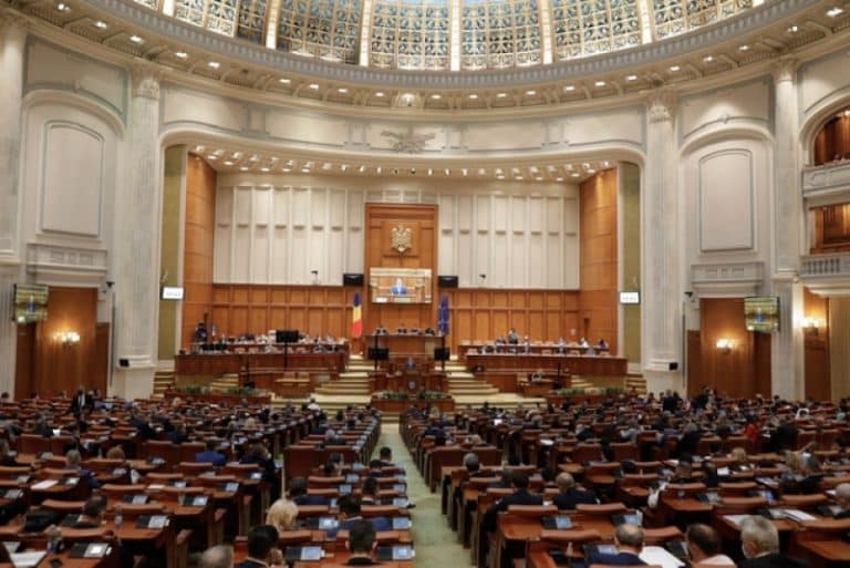 Deputații au ținut un moment de reculegere după 2 ani de război în Ucraina