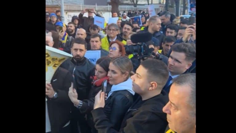 George Simion și sute de membri AUR au protestat în faţa ‘viitoarei locuințe a lui Iohannis’
