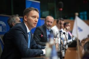 ‘Trebuie să ai sprijinul a cel puţin jumătate din europarlamentari’