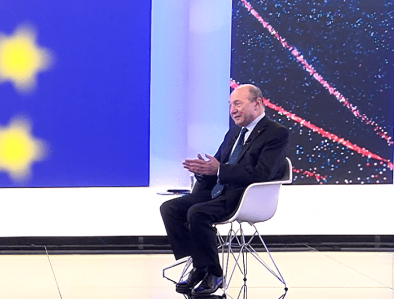 acuză un premier de trădare națională