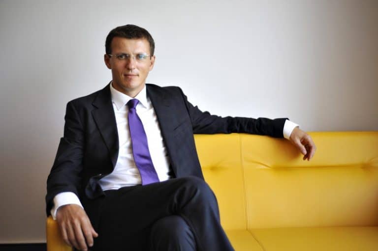 De la adversar al statului, la contracte cu statul