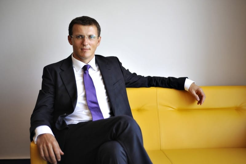 De la adversar al statului, la contracte cu statul