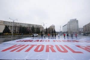 ‘Roşia Montană rezistă. Ciolacu joacă la bursă viitorul României’. Mai mulți parlamentari USR s-au adunat la geamul premierului din Piața Victoriei