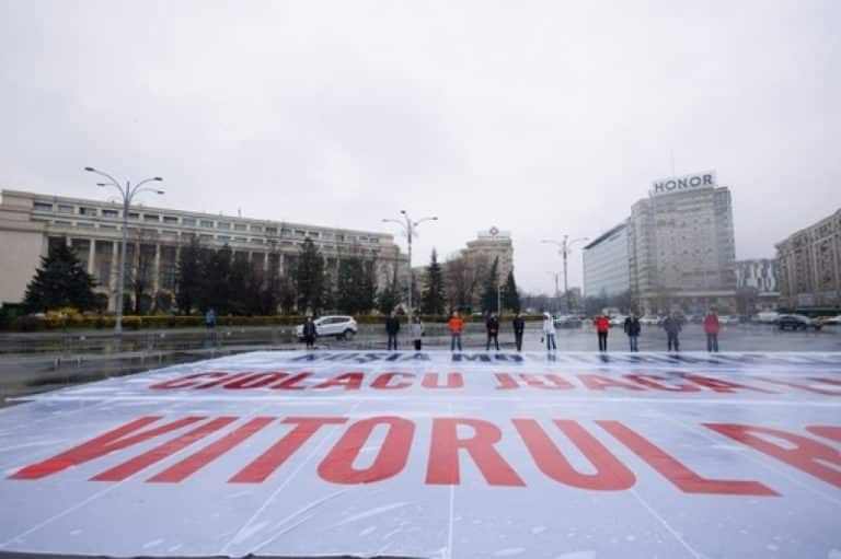 ‘Roşia Montană rezistă. Ciolacu joacă la bursă viitorul României’. Mai mulți parlamentari USR s-au adunat la geamul premierului din Piața Victoriei