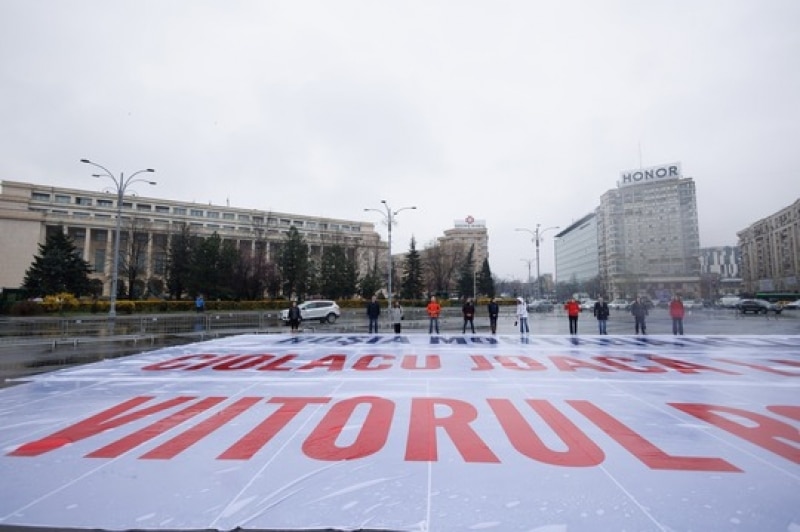 ‘Roşia Montană rezistă. Ciolacu joacă la bursă viitorul României’. Mai mulți parlamentari USR s-au adunat la geamul premierului din Piața Victoriei