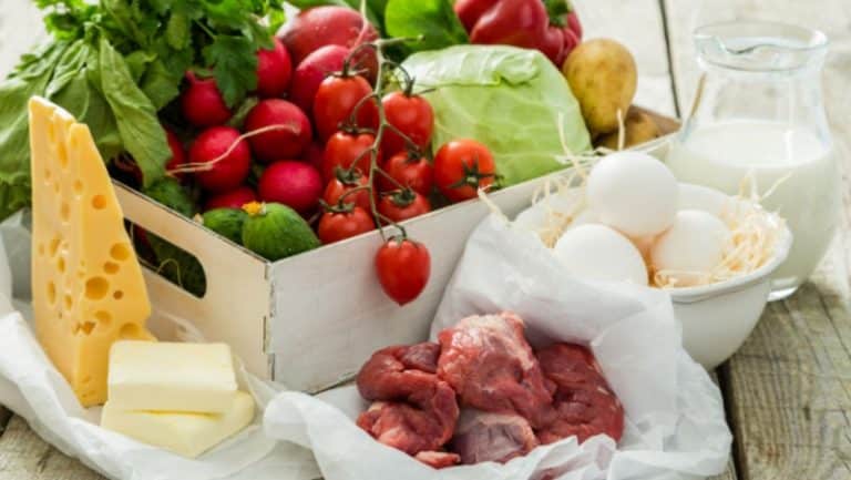 Magazinele nu mai au voie să risipească alimentele. Legea a fost promulgată de Ioahnnis. Amenzi de până la 20.000 de lei