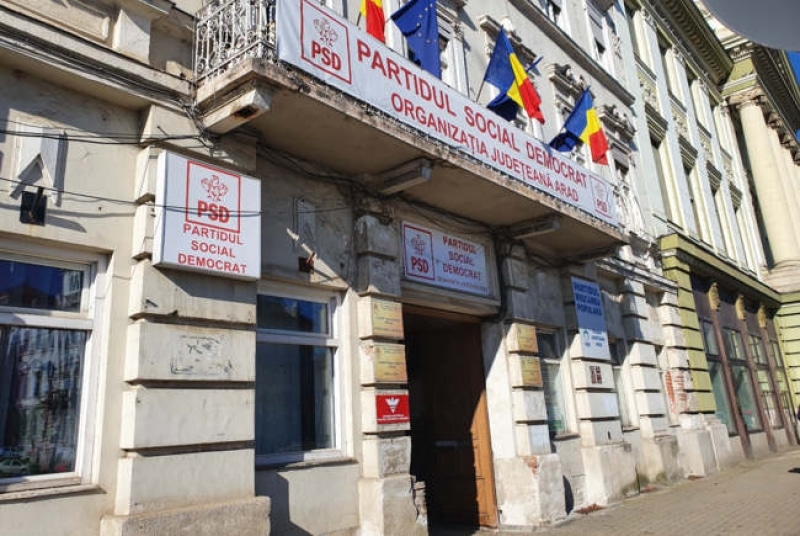 Un bărbat a spart sediul PSD Arad, alături de câinele său, în timp ce era live pe o rețea de socializare