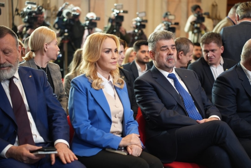 GALERIE FOTO – Expresiile Gabrielei Firea, ‘pedepsită’ să stea lângă cel care i-a ‘suflat’ locul, spun mai mult decât 1000 de cuvinte