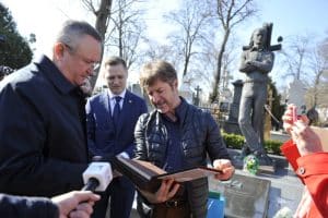 Nicolae Ciucă, omagiu la mormântul poetului Grigore Vieru din Chișinău