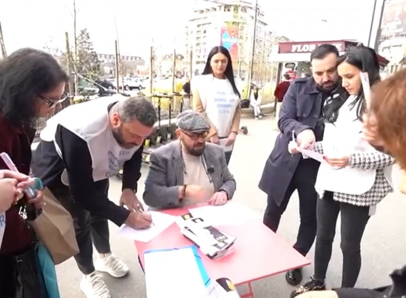 ‘La măsuța mea cea mică, îmi adun semnăturile ca o furnică!’