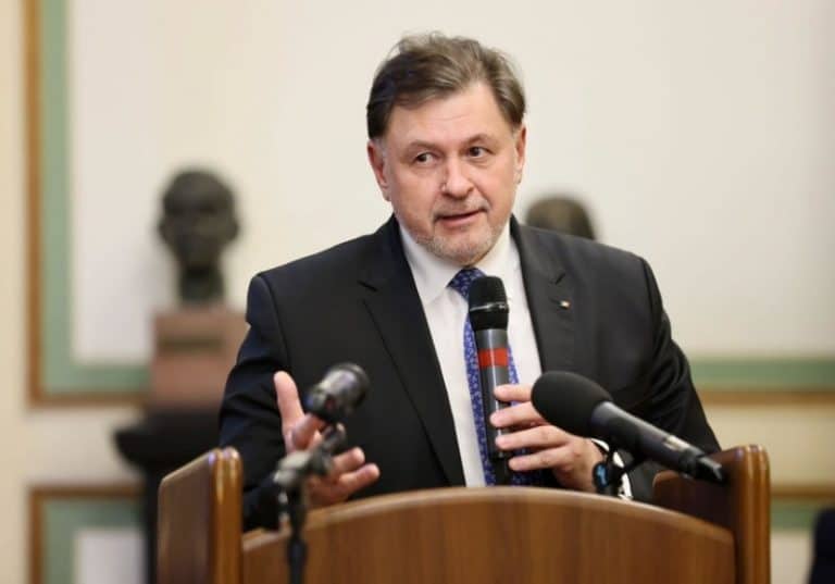 E acuzat că ar fi sifonat bani către OMS