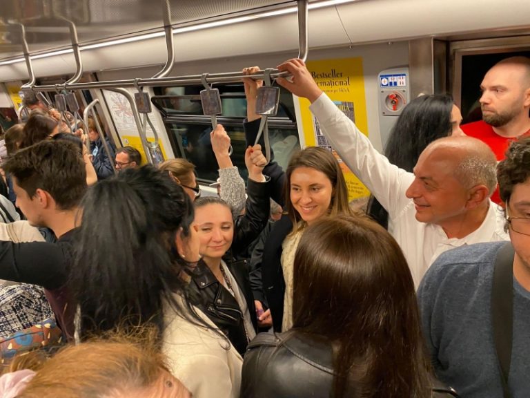 ‘Nicuşor, eu sunt la metrou. În fiecare zi. Ţi-am păstrat un loc’ (FOTO)