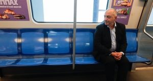 Cîrstoiu vine cu explicații după ce a devenit ținta ironiilor online în urma fotografiei din metrou