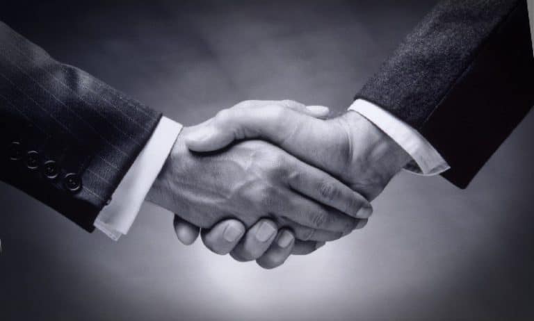 trei firme care aparțin aceleiași familii au primit 200 de contracte de achiziții publice directe