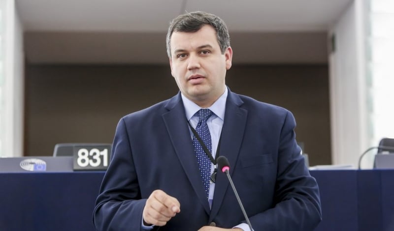 ‘S-a gândit că cel mai eficient lucru pe care îl poate face este să predea PNL-ul PSD-ului’