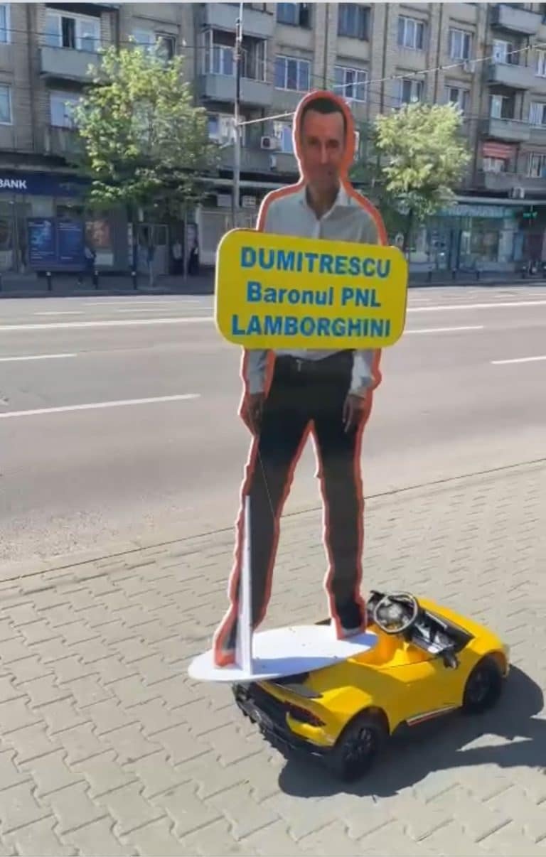 Macheta lui Iulian Dumitrescu, plimbată pe un Lamborghini teleghidat