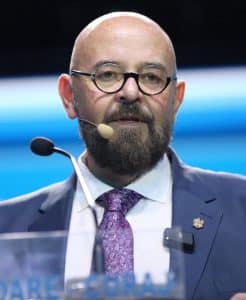 Dacă candidam la președinție, înțelegeam să coboare din Olimp să mă atace