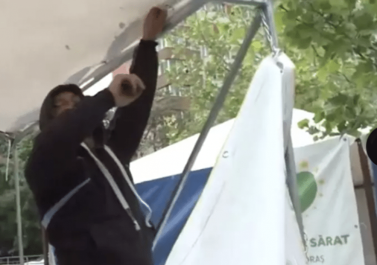 Scandal în Sectorul 3! Poliția Locală s-a certat cu membrii AUR după ce s-a demolat un cort electoral al partidului lui George Simion